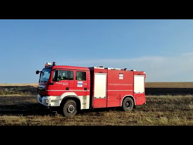 (VIDEO) Incendiu de vegetaţie uscată, propagat la mai multe gospodării în Piatra-Olt