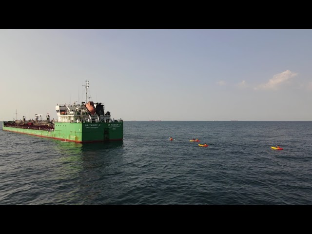 (VIDEO) Protest Greenpeace în fața unui petrolier rusesc