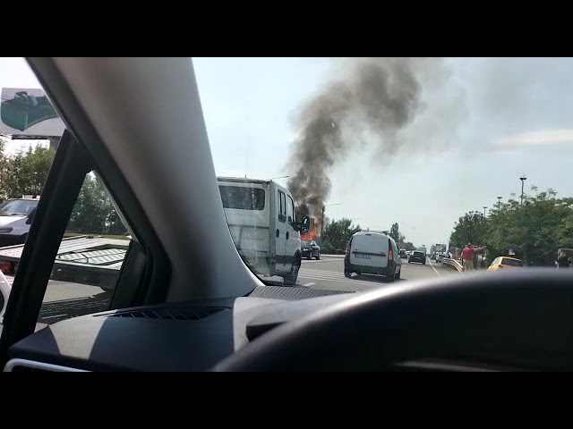 O dubiță a luat foc din mers, în fața Aeroportului din Craiova