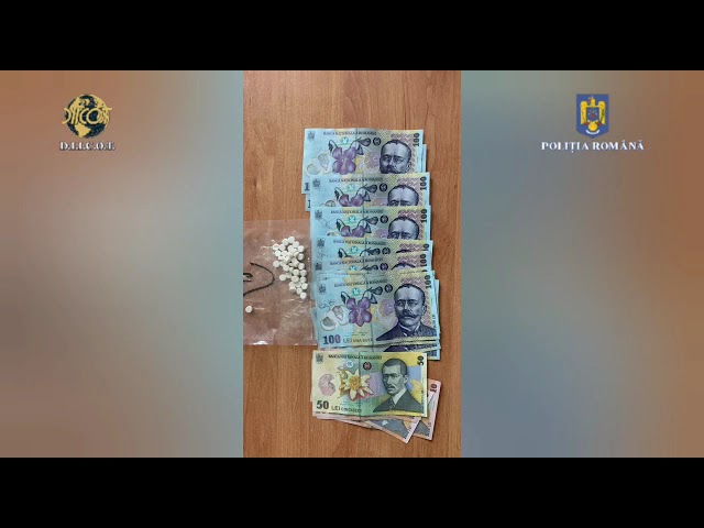 (VIDEO) Percheziţii la o grupare specializată în trafic cu substanţe psihoactive