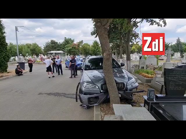 Un șofer care nu a acordat prioritate în cimitir a dărâmat două cavouri