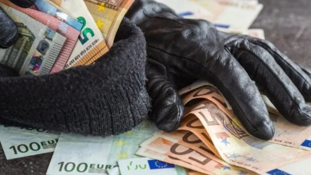 Seif cu 300.000 de euro, furat dintr-o locuință