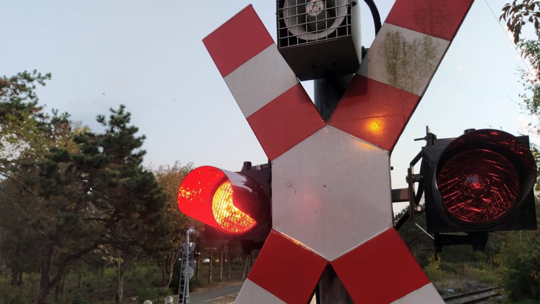Un tractorist a murit după ce utilajul său a fost lovit de tren