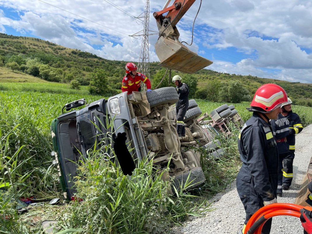 Un şofer a murit strivit în cabina cisternei pe care o conducea