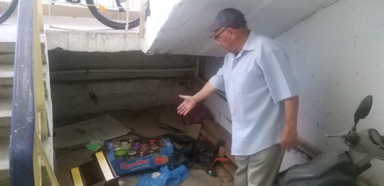Preşedintele asociaţiei de proprietari nemulţumit că locatarii depoziteză vechiturile în scara blocului