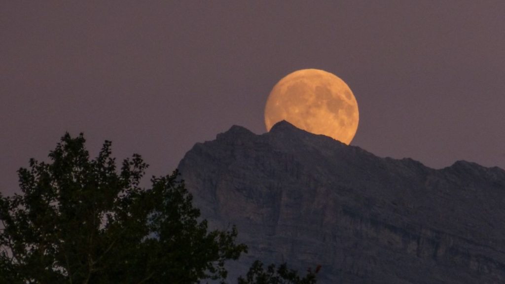 De ce Luna are o față ascunsă?