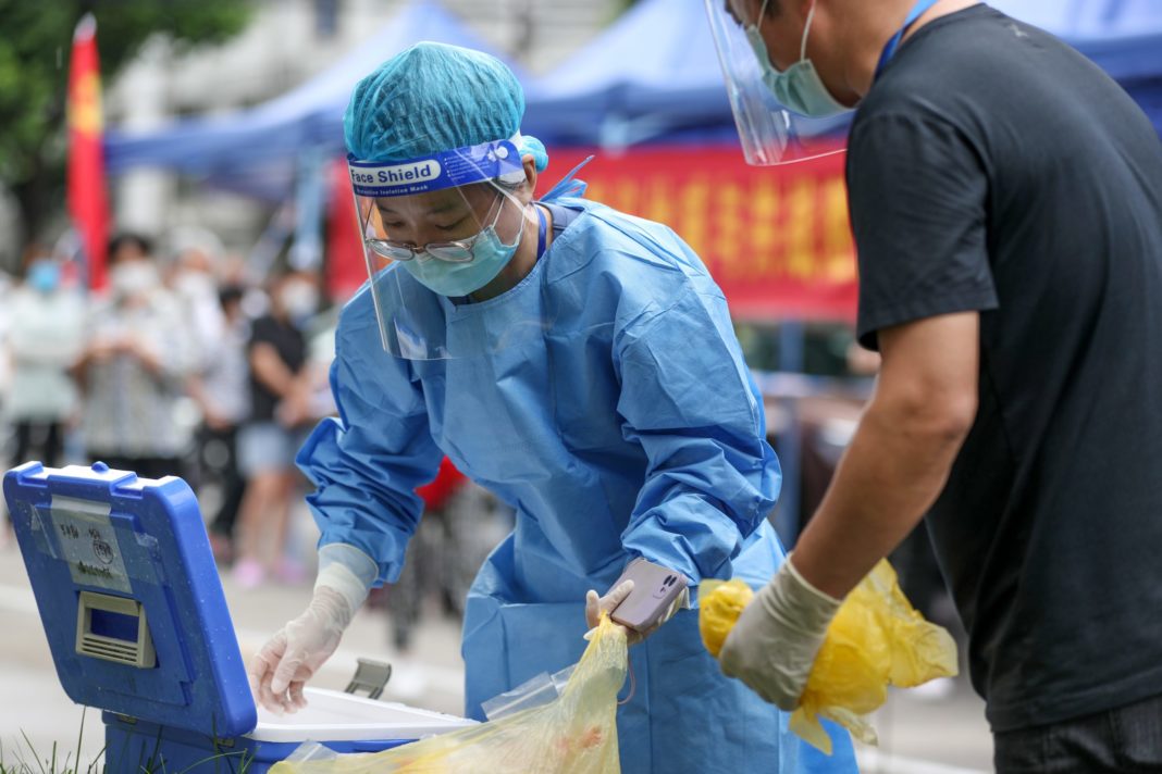 Câteva milioane de persoane, izolate în China în urma unei creşteri a cazurilor de COVID