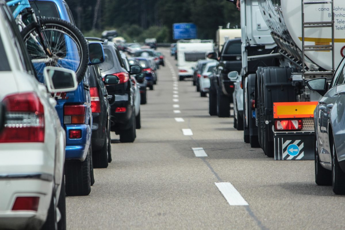 Se estimează reluarea traficului rutier în aproximativ 45 de minute