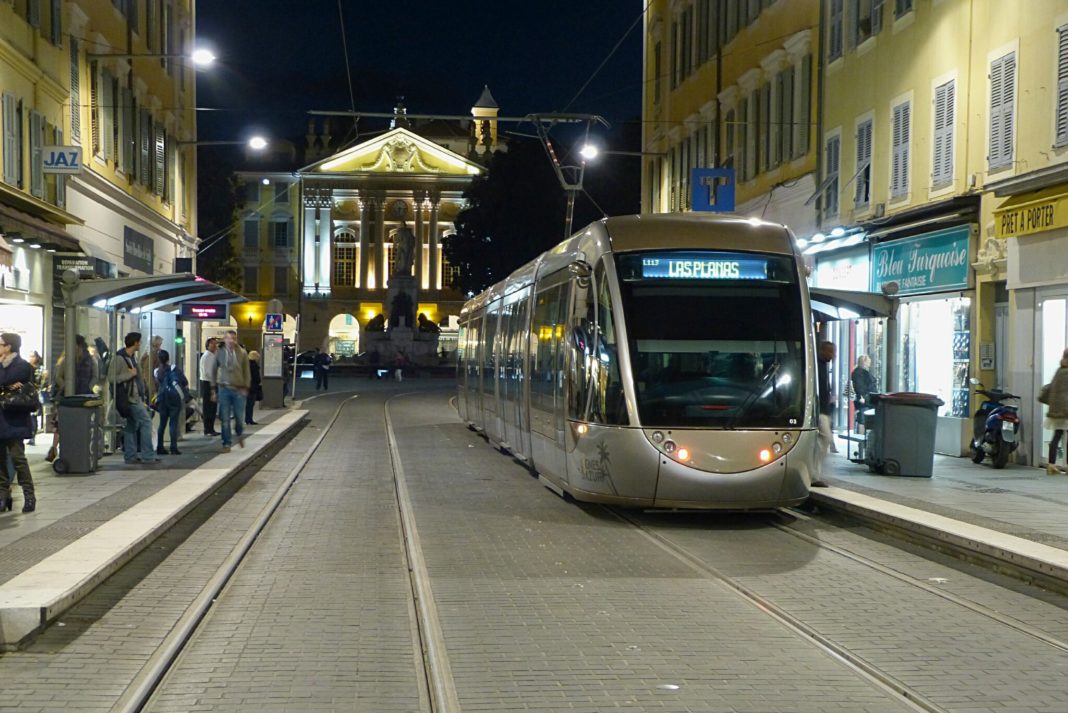 Masca, obligatorie din nou în transportul public din oraşul francez Nisa