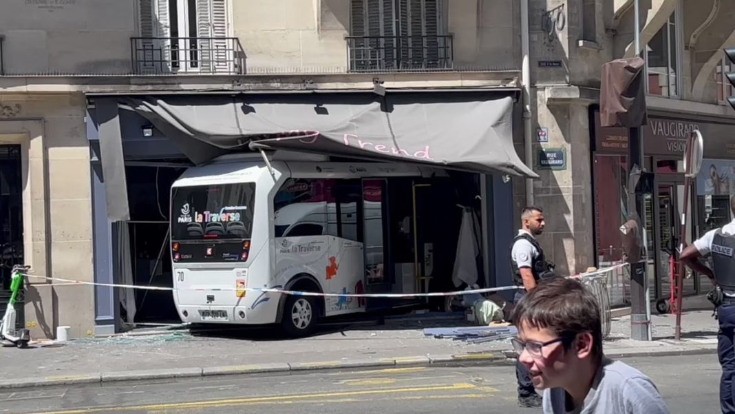 7 răniţi după ce un autocar a intrat într-un magazin la Paris