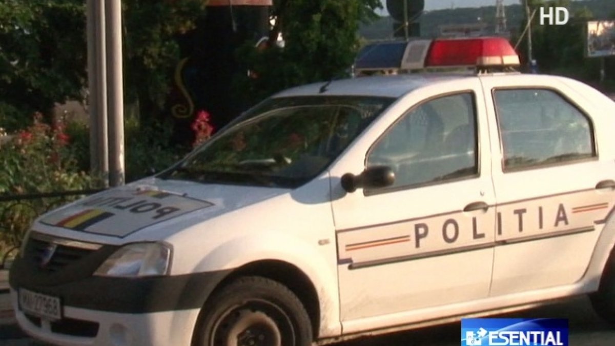 Polițiștii au întocmit actele de constatare a evenimentului. Au eliberat autorizația de reparație pentru autoturismul şi au amendat şoferul