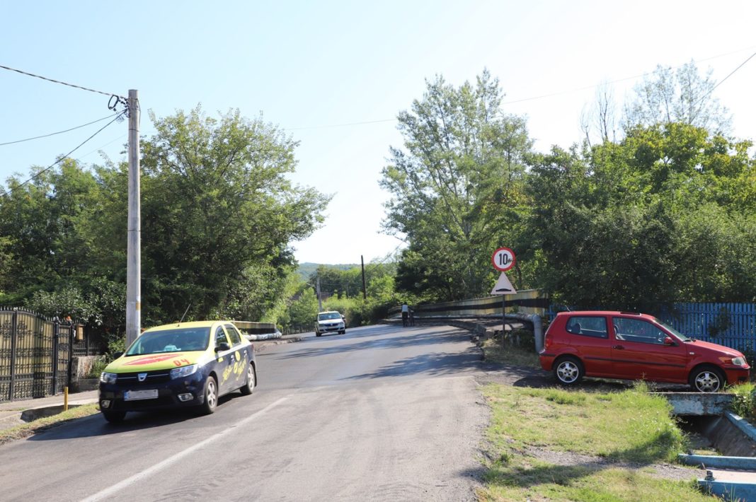 Primarul Gutău a propus instituirea de restricţii rutiere de tonaj (până la 7,5 to) şi de gabarit (până în 3,5 m) prin două porţi limitatoare la capetele pasajului