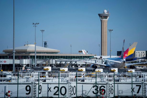 Ofițerii de poliție au împușcat și ucis miercuri un bărbat care a amenințat cu un cuțit pe aeroportul Charles de Gaulle