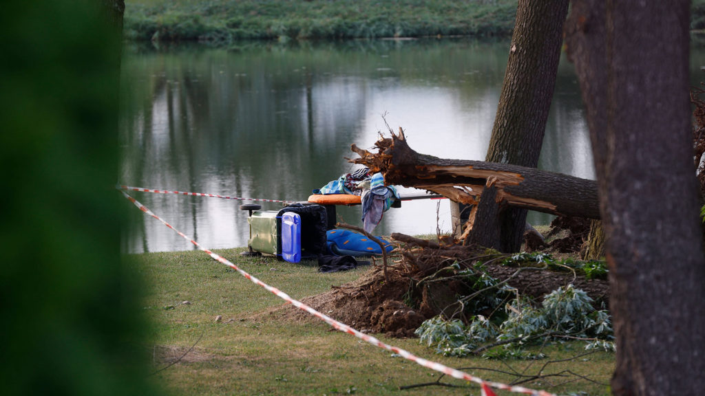 Ramuri și copaci căzuți sunt văzuți lângă Lacul St. Andraer după ce o furtună puternică a lovit în Lavanttal, sudul Austriei, la 18 august 2022, ucigând doi copii