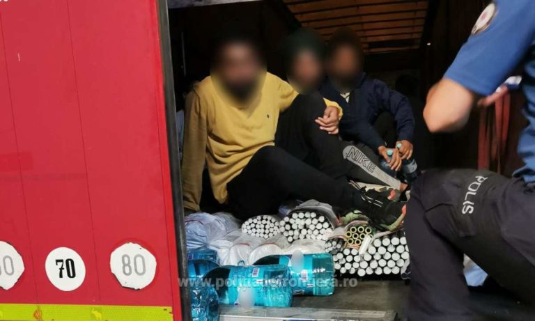 S-a procedat la efectuarea unui control amănunțit al mijlocului de transport în urma căruia polițiștii de frontieră au descoperit, în compartimentul pentru marfă, ascunşi printre bunurile transportate, treizeci și unu de cetățeni străini