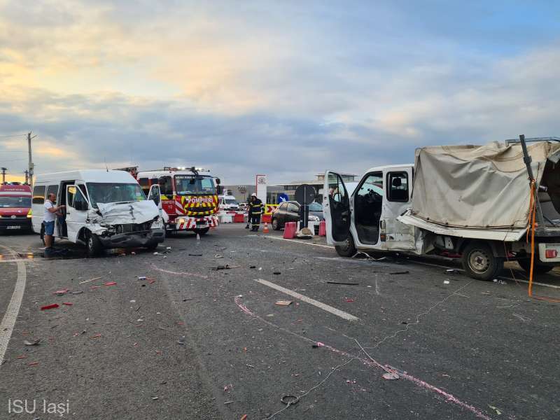 În accident sunt 13 victime, dintre care patru au refuzat transportul la spital