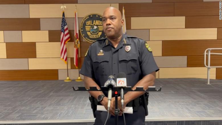 Șeful poliției din Orlando, Eric D. Smith, spune că atacul a survenit în urma unei bătăi