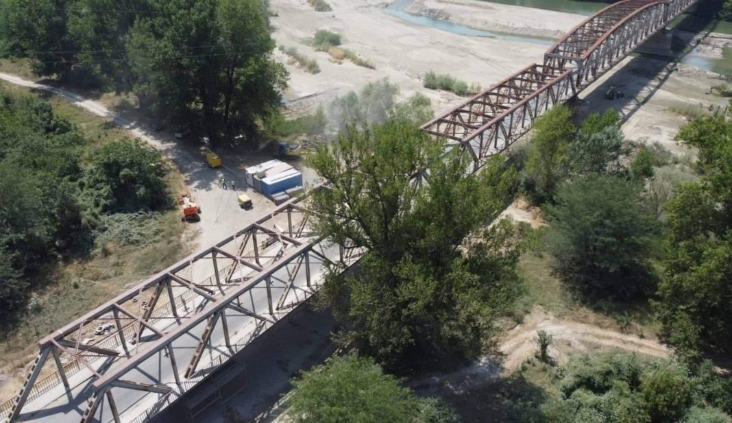Traficul rutier pe podul peste râul Jiu, de la intrarea în localitatea Bucovăț, va fi restricționat