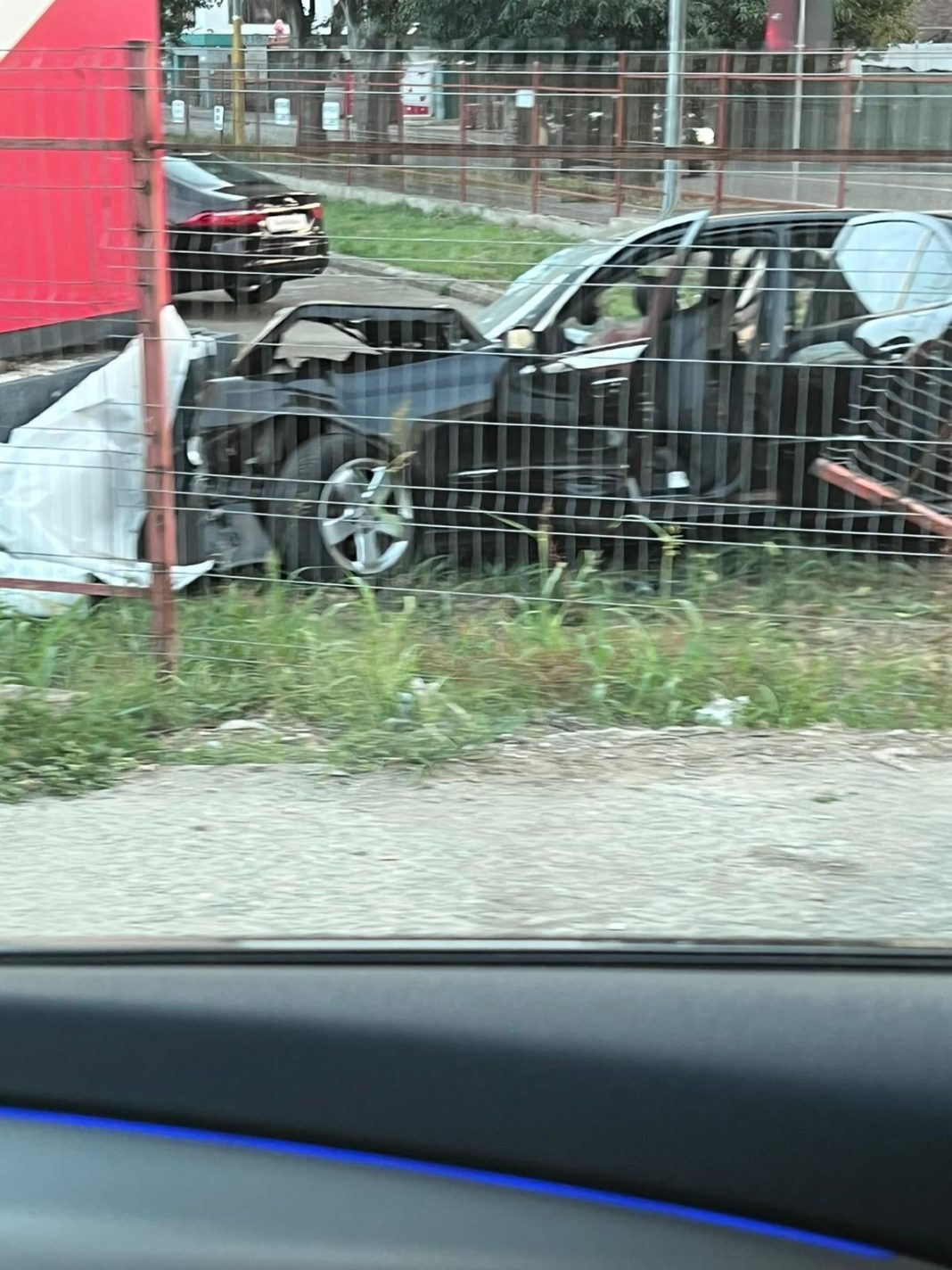 La fața locului salvatorii au găsit șase persoane rănite și o victimă decedată pe loc