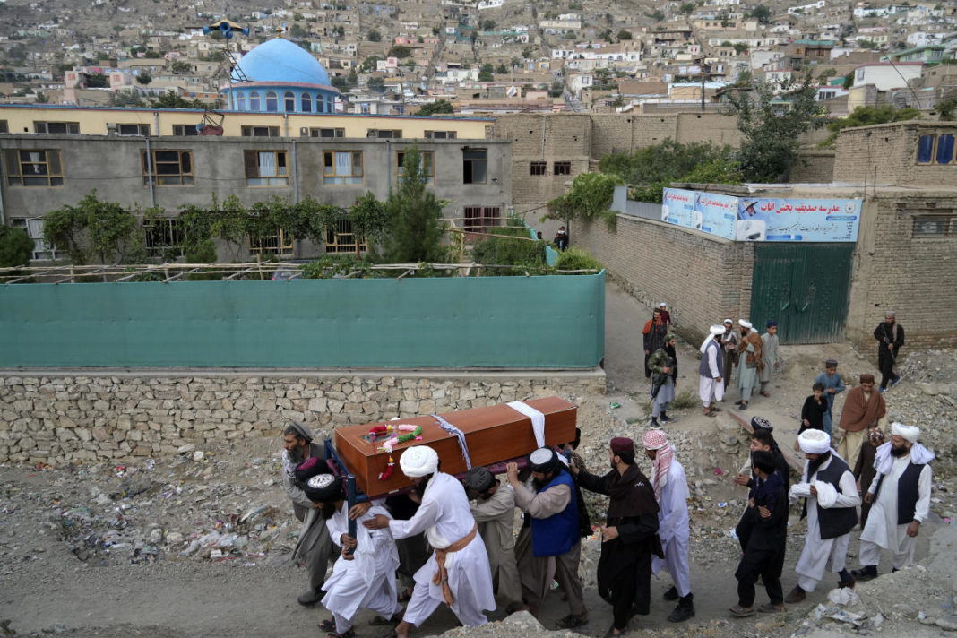 O explozie uriașă a lovit o moschee aglomerată din capitala afgană Kabul, ucigând 21 de persoane