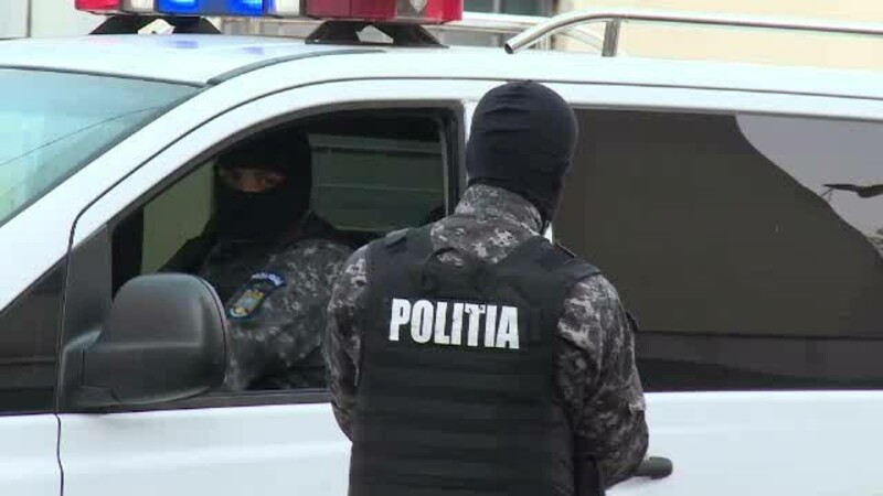 Polițiștii fac percheziții la o grupare specializată în furturi de componente auto