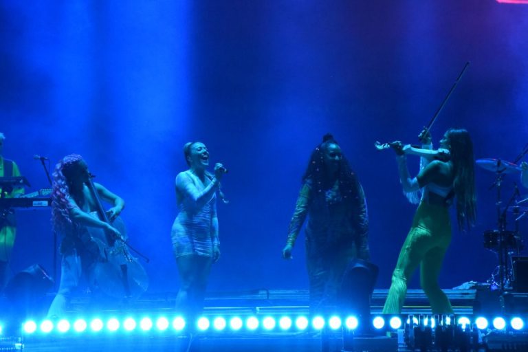 IntenCity / Fetele de la Clean Bandit chiar ştiu să facă atmosferă (FOTO)