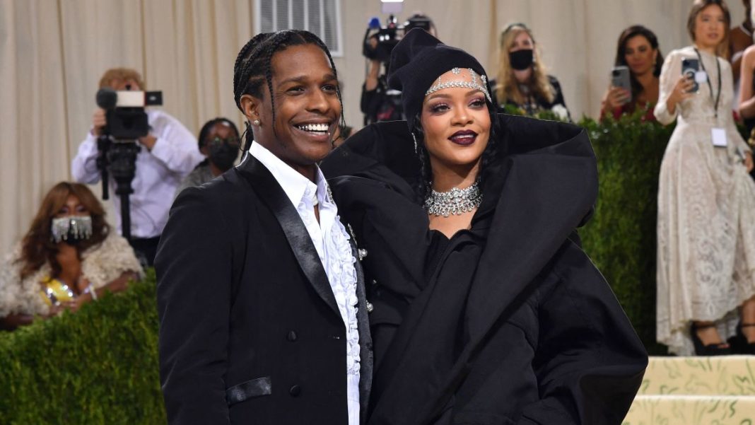 Rihanna și rapperul A$AP Rocky la Gala Met 2021 de la Muzeul de Artă Metropolitan din New York, pe 13 septembrie 2021