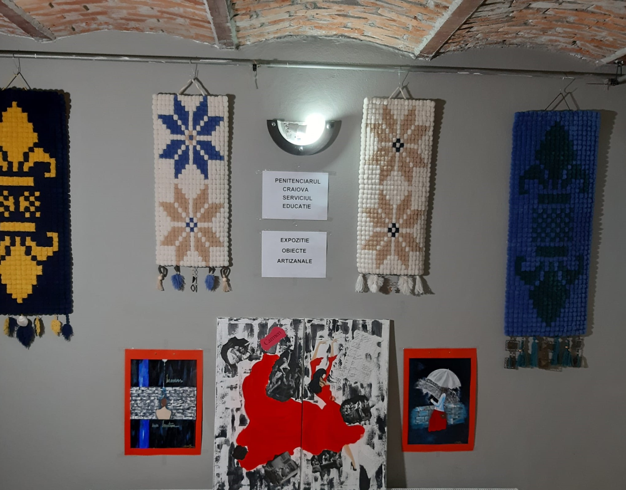 Expoziţia cuprinde obiecte artizanale si decorative