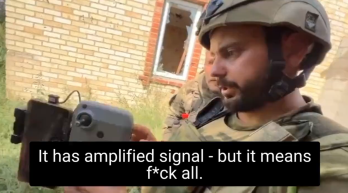 Soldații ruși în timp ce văd că drona le-a fost deturnată