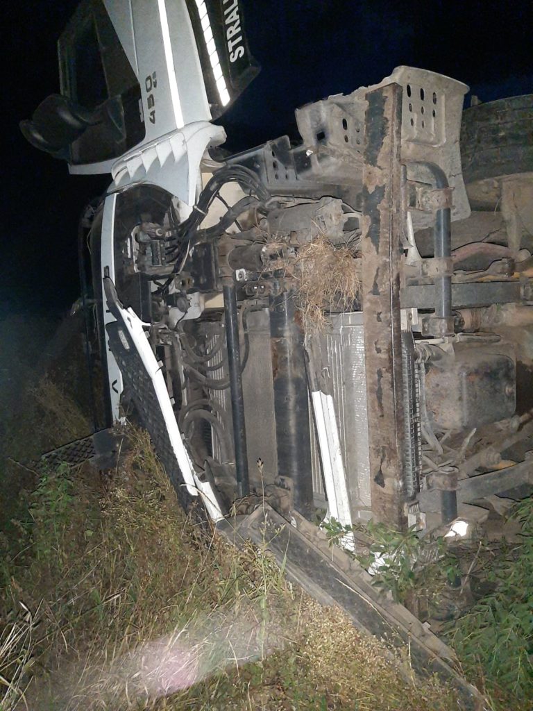 Olt: Autocamion răsturnat în curţile a două gospodării din Movileni