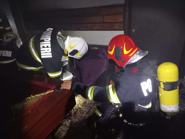 (VIDEO) Incendiu la o pensiune din Brezoi. 41 de copii şi 11 adulţi, evacuaţi