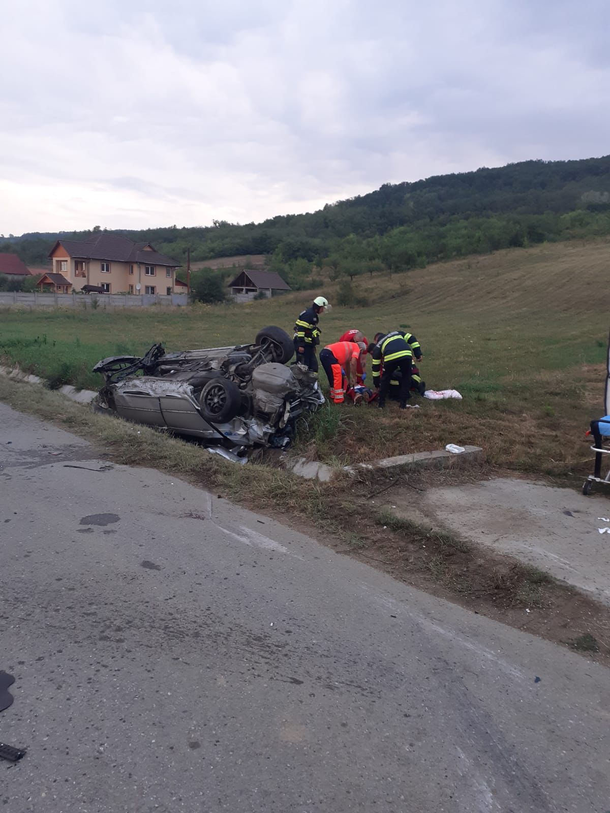 În accident a fost implicat un autoturism care a lovit un cap de pod și un gard, după care s-a răsturnat în afara părții carosabile