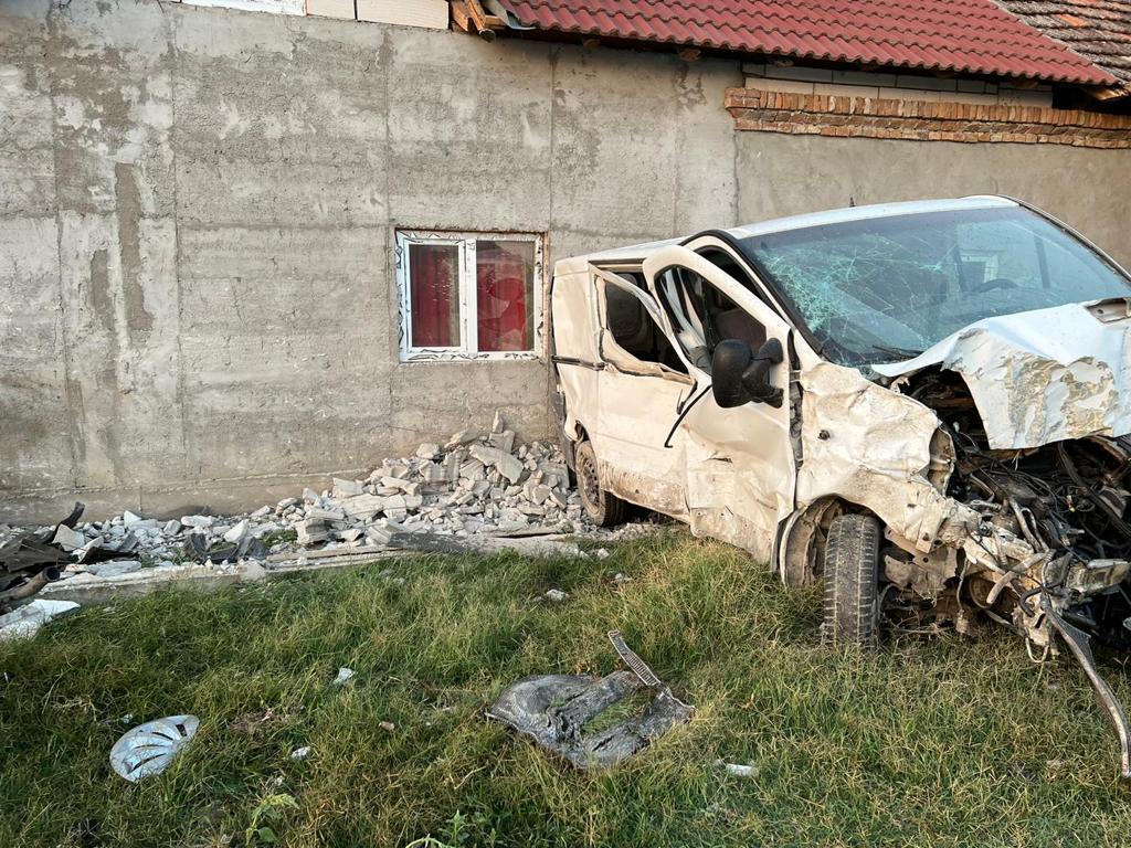 Conducătorul auto și doi adolescenți de 15 și 16 ani, au fost răniți