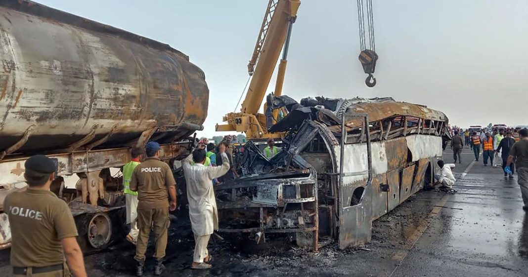 Peste 20 de morţi după ce un autocar s-a lovit de o cisternă, în Pakistan