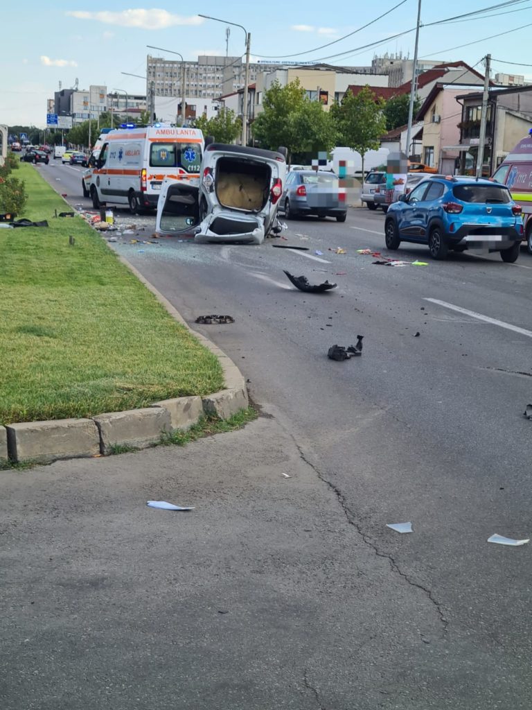 Accident cu doi răniţi pe bulevardul 1 Mai din Craiova