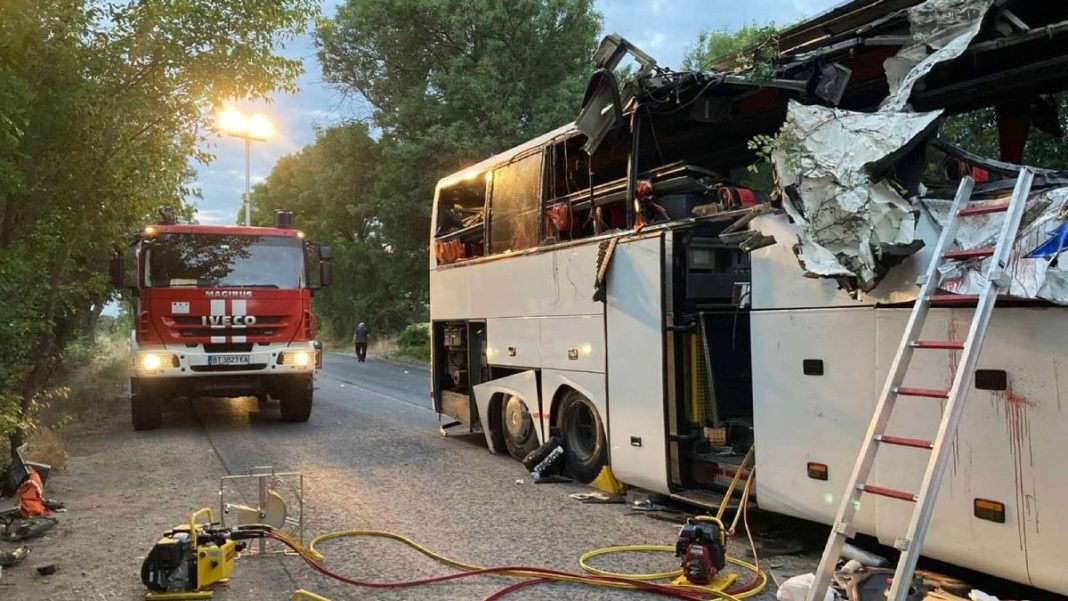 Zece cetățeni români, pasageri ai autocarului implicat în accidentul grav din Bulgaria, au intrat aseară în țară
