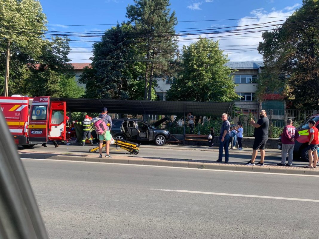 O mașină a intrat într-o stație de autobuz după ce șoferului i s-a făcut rău