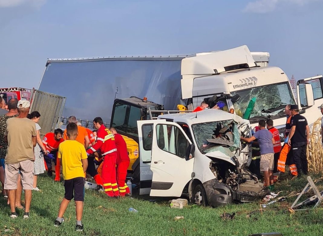 Un mort și șase răniți după ciocnirea unui TIR cu o autoutilitară