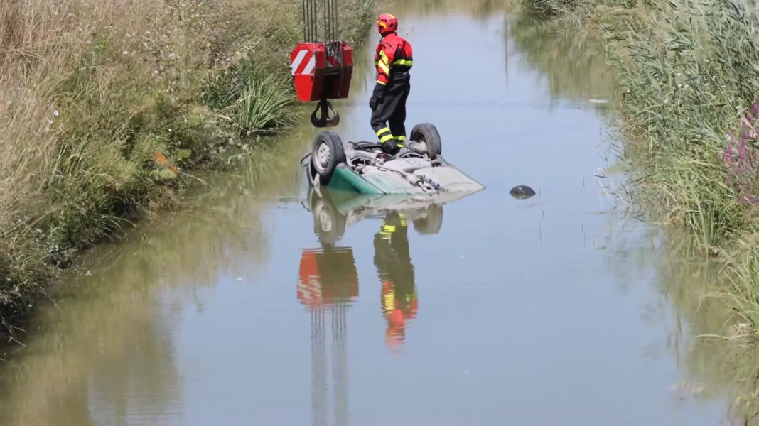 O româncă a murit într-o mașină prăbușită într-un canal din Italia