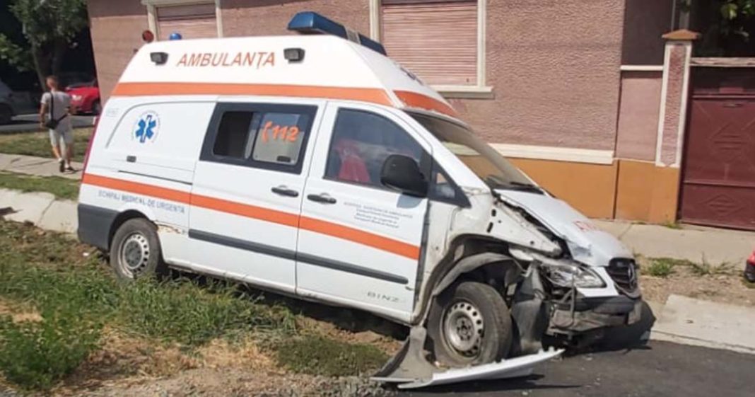 accident siria Şoferul unei ambulanţe, rănit într-un accident