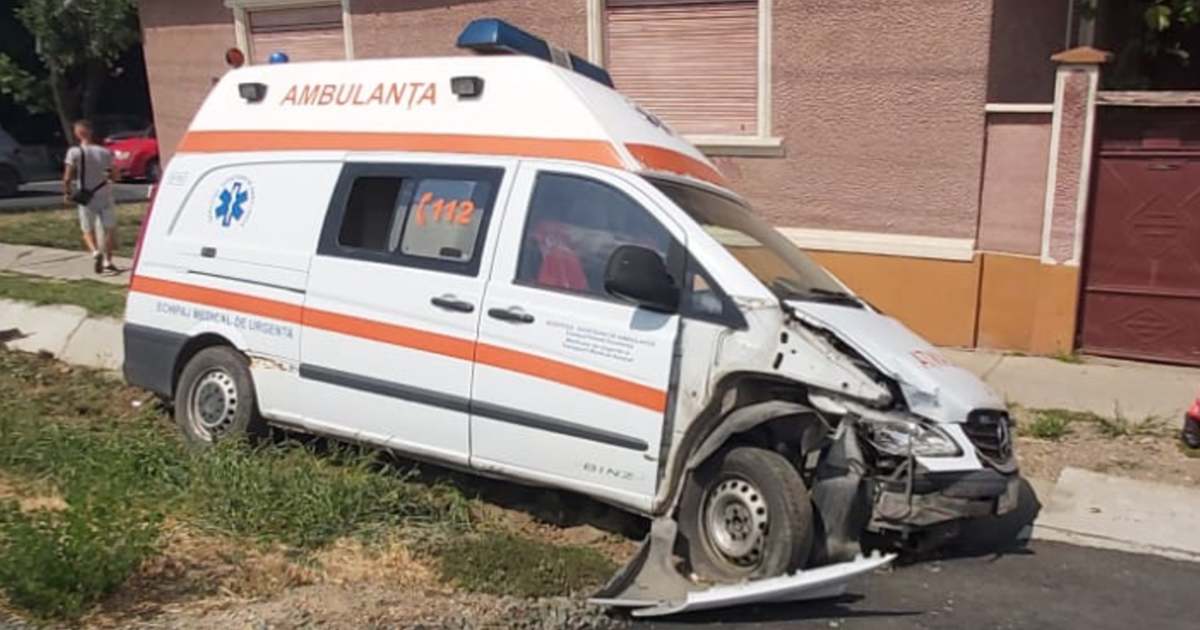 Şoferul unei ambulanţe, rănit într-un accident