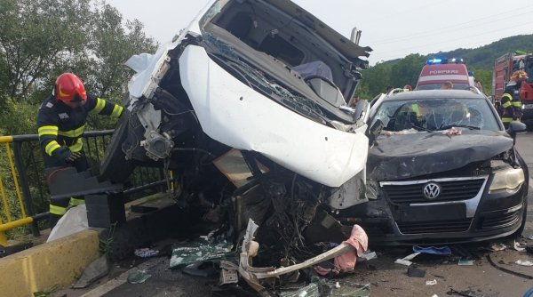 Un bărbat a murit, iar alte nouă persoane au fost rănite într-un grav accident rutier care a avut loc duminică după-amiază pe DN 1A, la Teișani