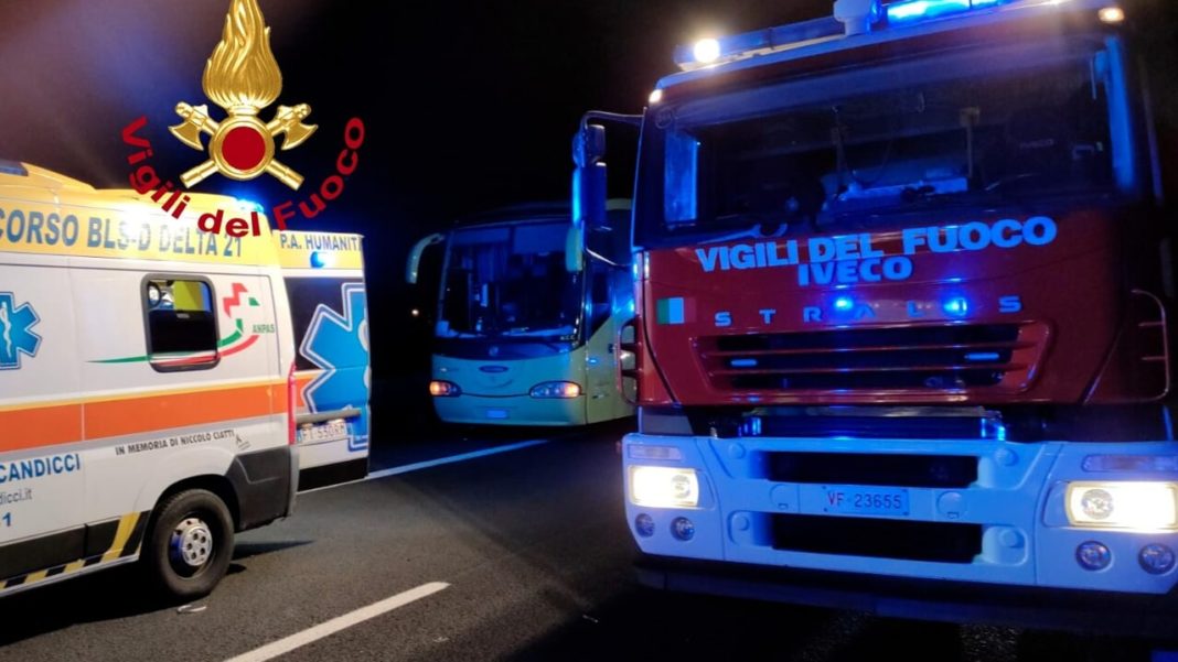 Un șofer român de TIR a murit în Italia după ce a lovit două autocare