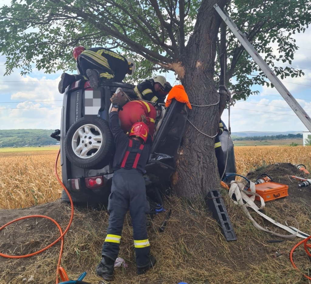 O șoferiță a murit strivită după ce a intrat cu mașina într-un copac