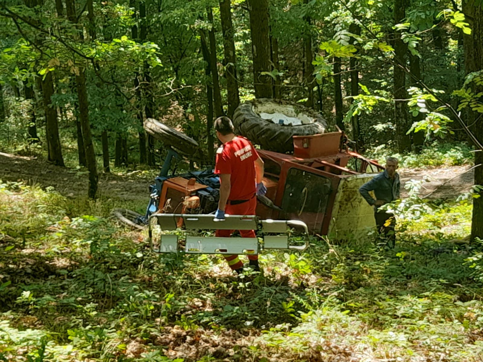 Bărbat de 38 de ani, strivit sub un tractor într-o pădure din Drăguțești