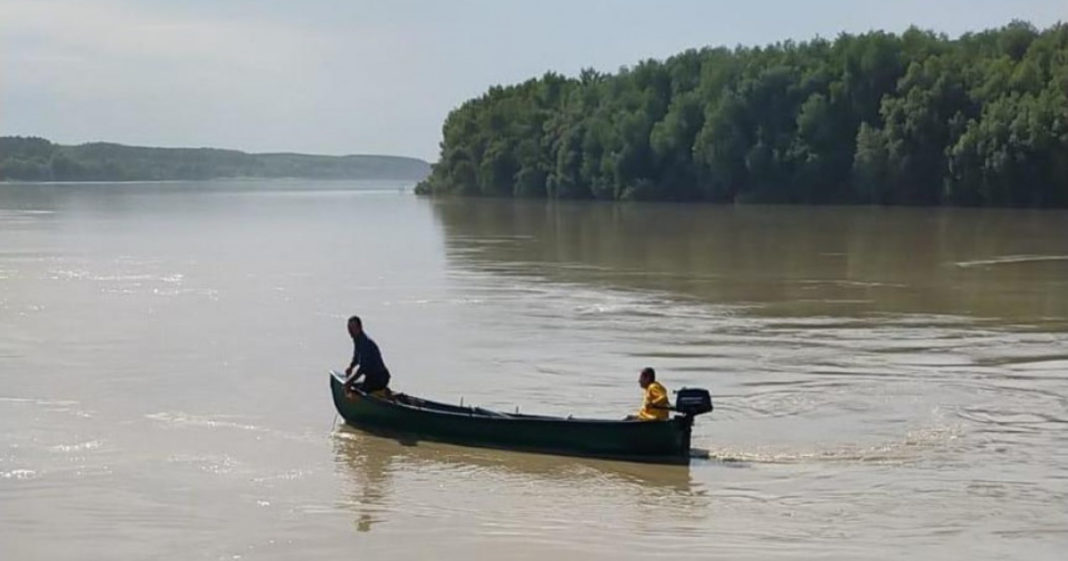 Polițiștii de frontieră au salvat doi sârbi cu o barcă ce plutea în derivă