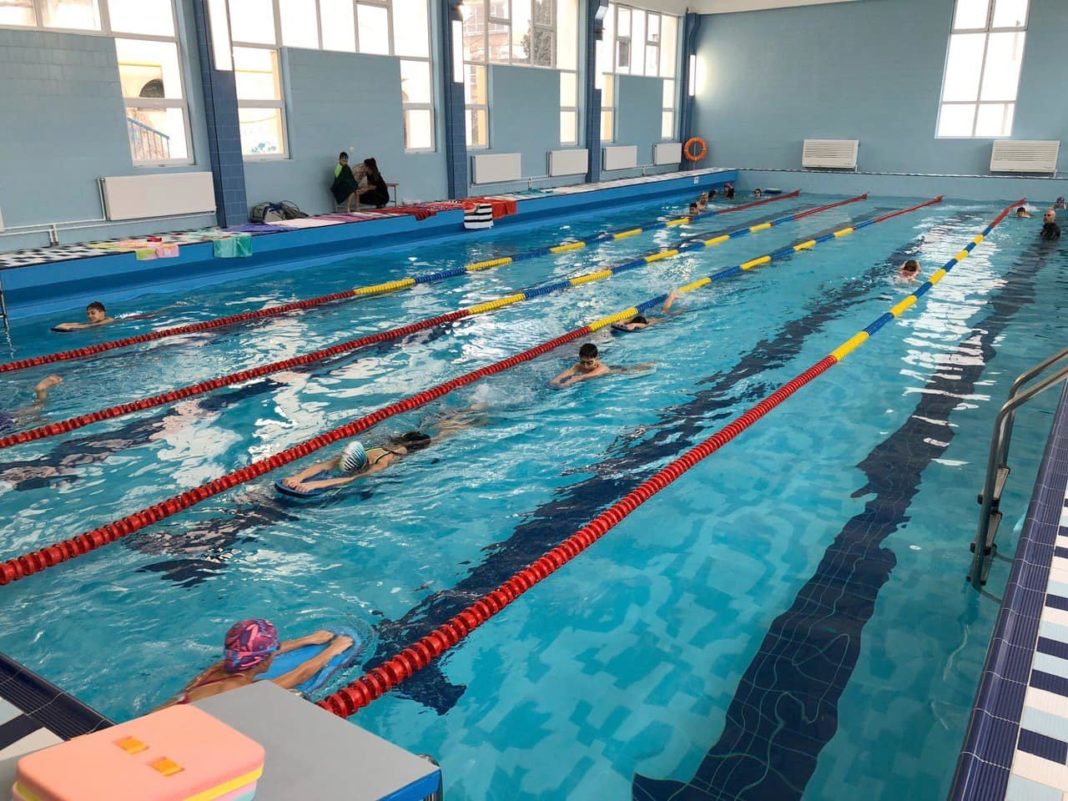 Olguţa Vasilescu anunţă deschiderea bazinului de înot de la Colegiul „Carol I“ (foto: Olguta Vasilescu facebook)