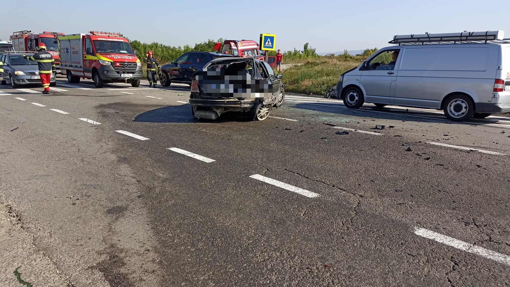 O coliziune în care au fost implicate trei autovehicule