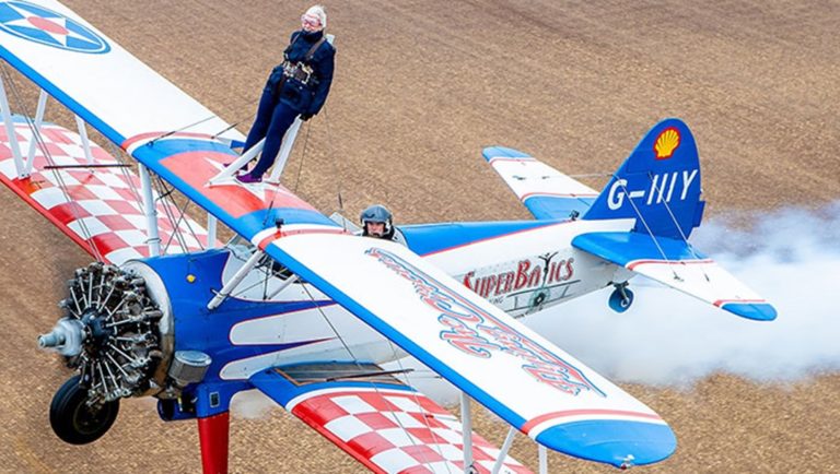 Betty Bromage a zburat legată de aripa unui avion