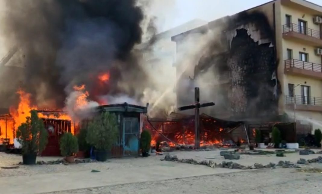 biserica lemn incendiu O biserică de lemn din Constanța s-a făcut scrum de la un scurtcircuit